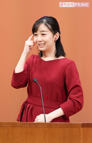 『思う』の手話。 右手の人さし指をこめかみに（『全国高校生手話パフォーマンス甲子園』で手話を披露された佳子さま）