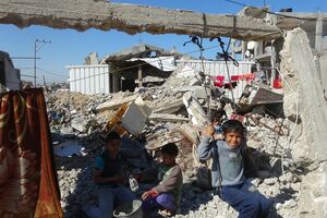 戦争後がれきの中で遊ぶ子どもたち