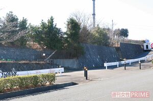 現場のガードレール。左の落書きは模倣犯か。判読不能なのでそのままに