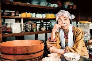 かつて女優・杉村春子の付き人だった樹木さんは『秋刀魚の味』（’62年）の撮影時に茅ヶ崎館を訪れていた。撮影日は記録的な猛暑日で、室内はまるでサウナ状態。気を失う寸前のスタッフもいた中で、樹木さんは暑さをものともせず、その女優魂で周囲を驚かせた　(C)2019 OLGA FILM GMBH, ROLIZE GMBH & CO. KG