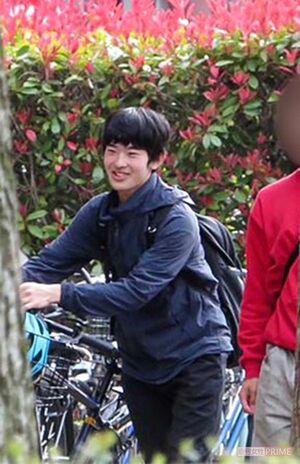 自転車を押しながら友人と談笑される悠仁さま。大学での生活は充実しているようだ(大学関係者提供)