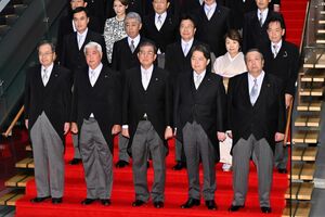 だらしないスーツが批判を呼んだ石破前首相（そのほかの閣僚もひどい）