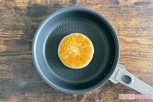 裏面も同じ様に中火で2分焼き、肉まんを取り出す(フライパンはこの後も使う)