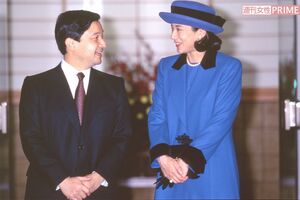 ベルギーのフィリップ皇太子の結婚式に出席するため、ご出発するおふたり。平成11（1999）年12月