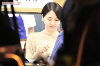 美しい姿勢で丼を口にする長澤まさみをキャッチ