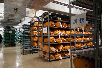 鉄道会社別の棚には、日付ごとにまとめられた布袋が多数並んでいた