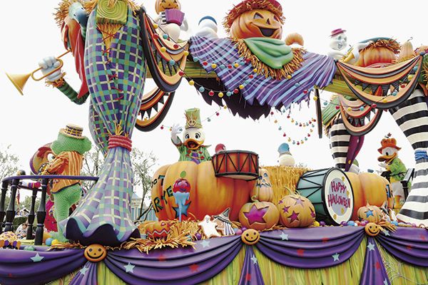 ［photo］ちょっとホラーな“おかしなお菓子”が大暴れ!　ドナルドのフロートは音楽団。新しくアイシングクッキーやロリポップが追加