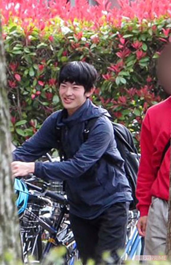 自転車を押しながら、4人のご友人と学内を回られる悠仁さま(大学関係者提供)