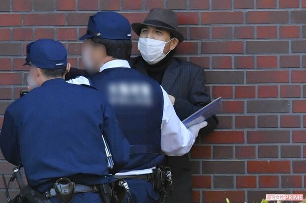 警察になだめられる野々村竜太郎