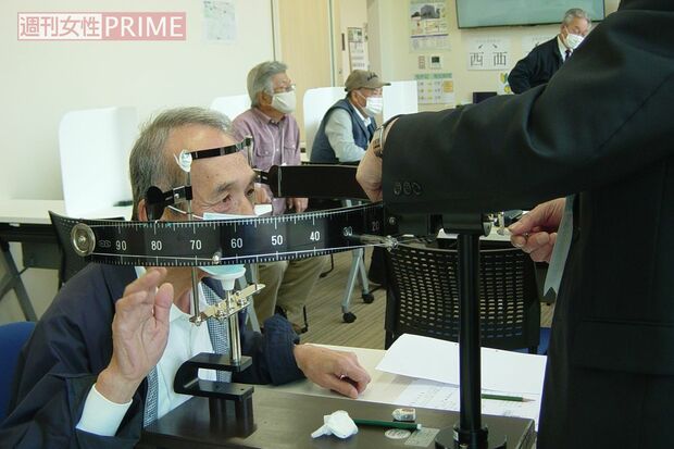 はりま高齢者講習専門校では動体視力器に加えて、視野の広さを測る視野検査器や夜間視力を測る機器も導入