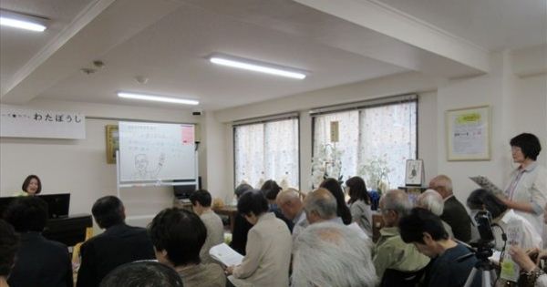  月1回の講演会は、カフェが満席になるほど