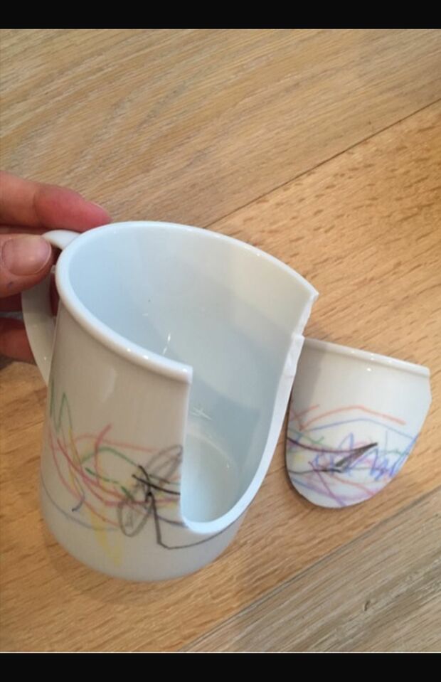 ヒビどころでなくパキッと割れたカップ