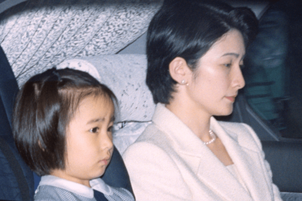 香淳皇后が逝去し、皇居を出る紀子さまと佳子さま(2000年6月16日)写真/共同通信社