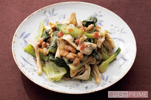 チンゲン菜とまいたけの梅納豆あえ（撮影／廣瀬靖士）