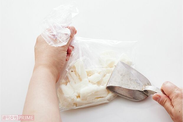 《POINT》袋に入れてたたくことで断面に味がからみやすく、手も汚れない。麺棒でもOK（撮影／廣瀬靖士）