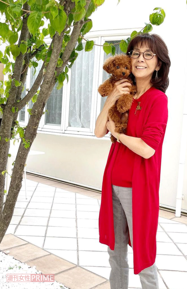 【ビビッドピンク×グレー】華やかなピンク色のアンサンブルもライトグレーのパンツと合わせて落ちついた印象に。パンツはユニクロ（撮影／伊藤和幸）