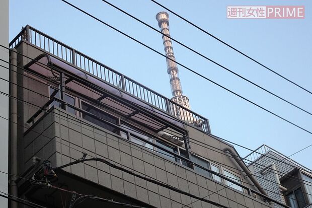 飲み会会場となった民泊施設。裏には東京スカイツリーが見える