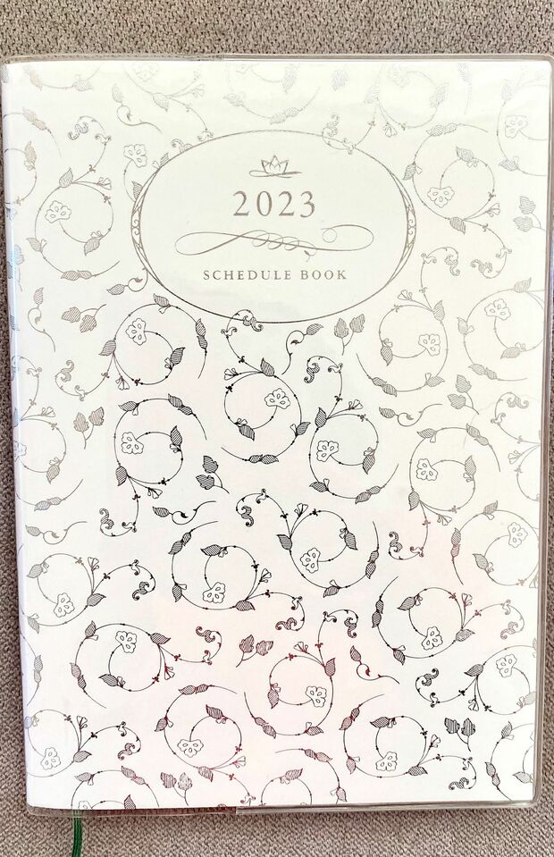 金運アップのため、その年のラッキーカラーの手帳を使う。三浦さんの2023年のラッキーカラーは「白」