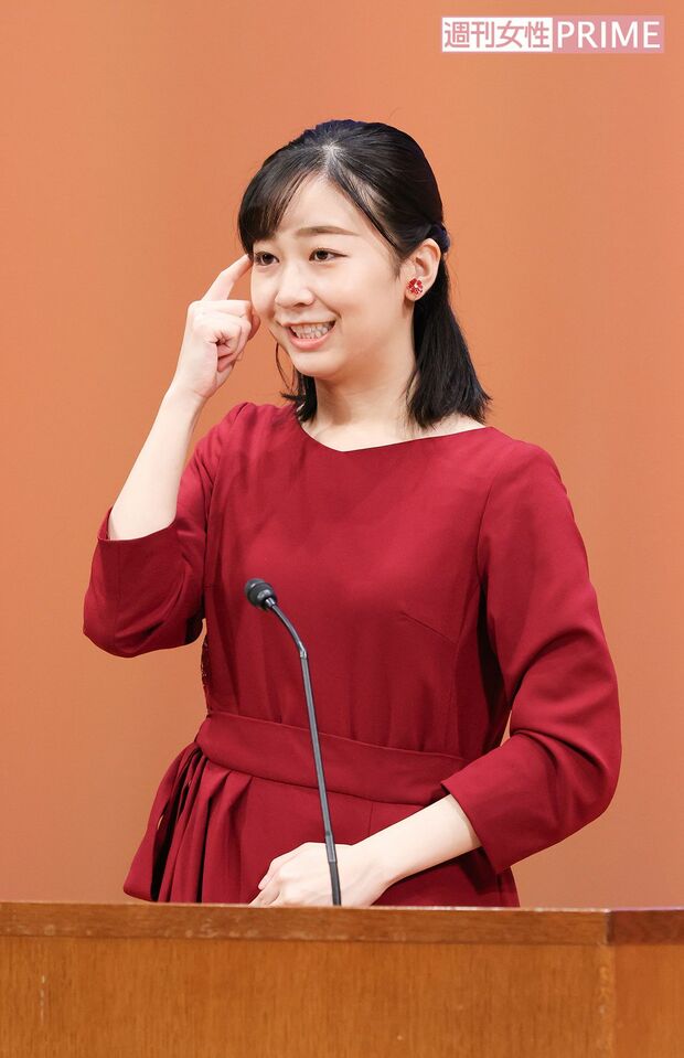 『思う』の手話。 右手の人さし指をこめかみに（『全国高校生手話パフォーマンス甲子園』で手話を披露された佳子さま）