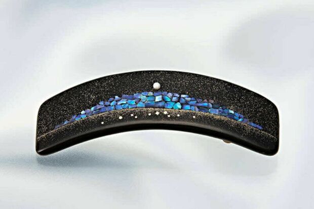 佳子さまが着用された輪島塗のバレッタ(ブランド公式HPより)