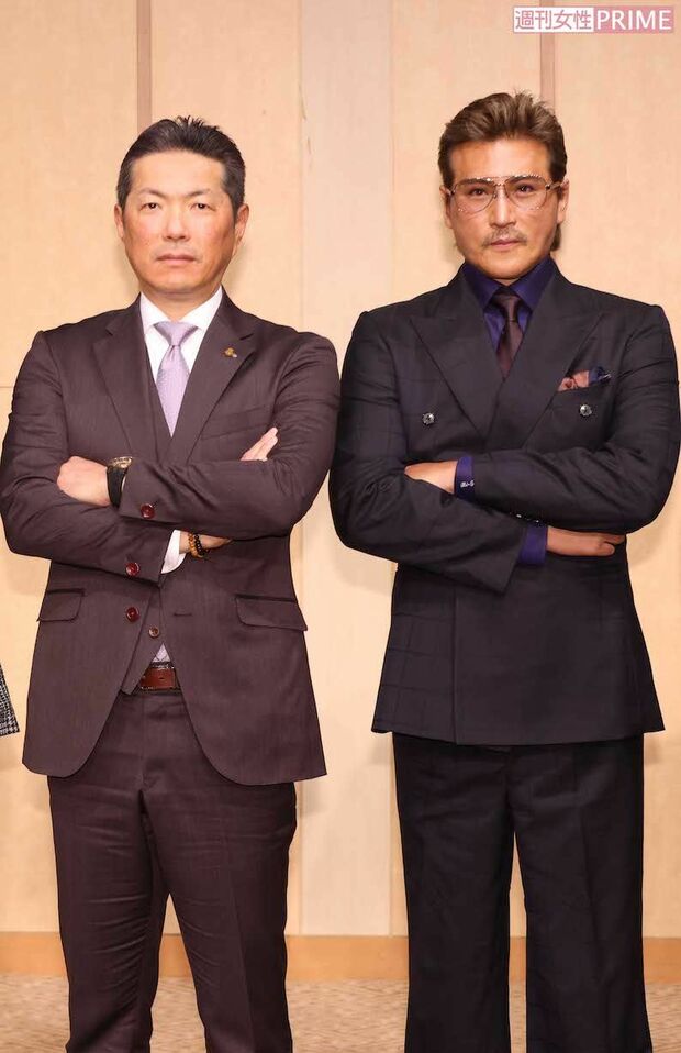 左から、福岡ソフトバンクホークスの小久保裕紀監督、北海道日本ハムファイターズの新庄剛志監督