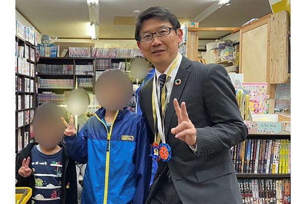 まんが図書館で子どもたちとまんがに囲まれ笑顔の星野容疑者（本人のブログより、画像は一部加工）