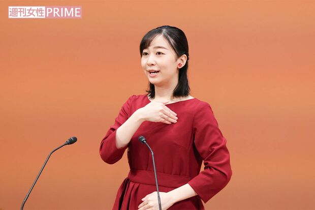 『できる』の手話。 湾曲させた右手の指先を、左胸に当ててから、右胸に当てる（『全国高校生手話パフォーマンス甲子園』で手話を披露された佳子さま）