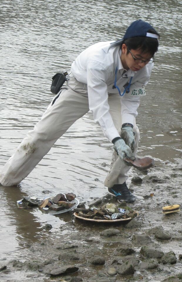 引き上げ作業をするときは手を切らないよう、革の手袋をして川底をさらう