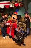 クラウドファンディングで訪れたディズニー。写真に写るのは、香織さんと、采音さんの祖母である香織さんの母(写真は本人提供)