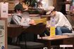 昨年11月、家具店でテーブルを選ぶ佐々木希と渡部建。渡部は1歳の息子を抱いていた