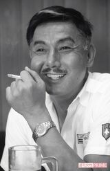 ’87年、ビールとタバコを片手に本誌の取材を受ける宍戸錠さん