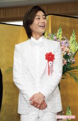 '19年 松尾芸能賞の授賞式。スパンコールがちりばめられた純白のタキシードで（3月28日）　撮影／週刊女性写真班