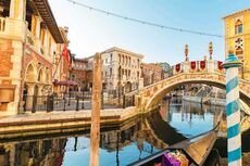 《東京ディズニーシー》約90種の25周年記念グッズにファン歓喜も「標的になる可能性」価格高騰に転売問題、残る2つ“懸念”