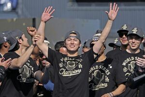 2025年11月4日に行われた優勝パレードに参加した山本由伸／共同通信