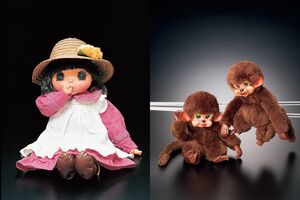 '73年発売の『マドモアゼル・ジェジェ』（左）と'72年発売の『くたくたモンキー』（右）