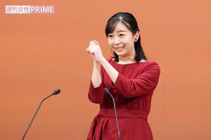 『応援する』の手話。両手の拳を上下にし、旗を振るイメージで左右に振る。（『全国高校生手話パフォーマンス甲子園』で手話を披露された佳子さま）