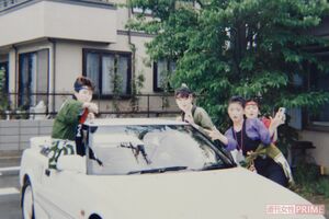 仲間たちと遊ぶことに全力だった山崎さん（左）