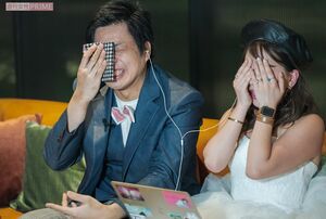 みんなからの祝福に思わずホロリ　（『バンビーノ』藤田裕樹のオンライン結婚式の様子）