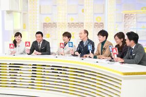 【6】『ヒルナンデス!』時代から一緒の近藤春菜のほか、火曜日レギュラーのロバート・キャンベル、ウエンツ瑛士、下川美奈らとクイズに答えるコーナーでは、水卜ちゃんスマイル全開♪ 撮影/渡邉智裕