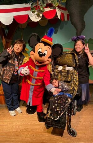クラウドファンディングで訪れたディズニー。写真に写るのは、香織さんと、采音さんの祖母である香織さんの母(写真は本人提供)