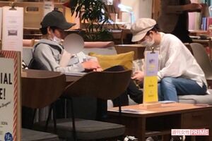 昨年11月、家具店でテーブルを選ぶ佐々木希と渡部建。渡部は1歳の息子を抱いていた