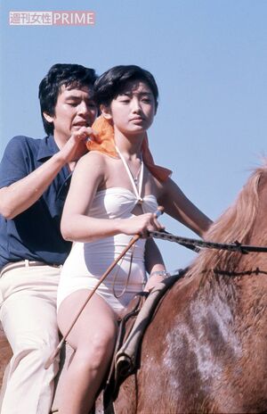1976年の映画「エデンの海」撮影に臨む山口百恵