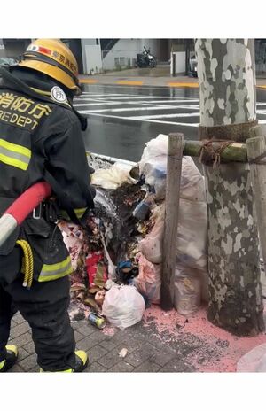 消防隊が完全に火を消し止めた