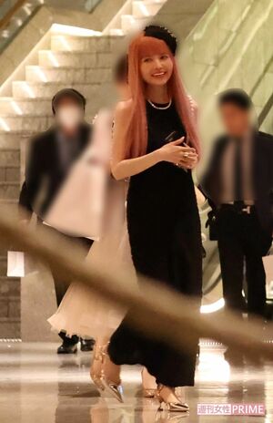 益若つばさが参列。まりなが着たドレスは、彼女がデザインしたもの