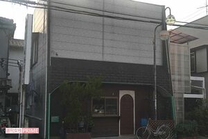 長男Aと母親Bさんの自宅一軒家。1階が店舗、母と息子が住んでいた2階が事件現場。