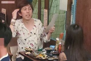 真摯に女性の話を聞いている様子の小堀裕之