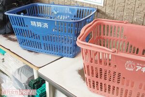 精算ずみがひと目でわかるように色を変え、取っ手をはずしたアキダイのかご