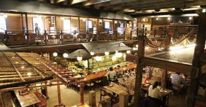  手打ちそばや備長炭で焼き上げる串料理が人気。最上階のお寿司のフロアも、中庭が望めて格別。