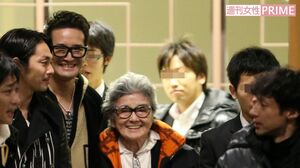 例年、カウントダウンコンサートの後に初詣をする面々。今年は今まで不参加だったKis-My-Ft2の姿も。写真中央はメリー氏