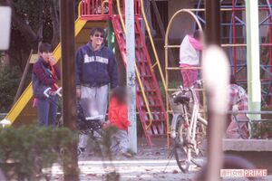 子どもと公園で遊ぶ、石橋貴明と鈴木保奈美夫妻